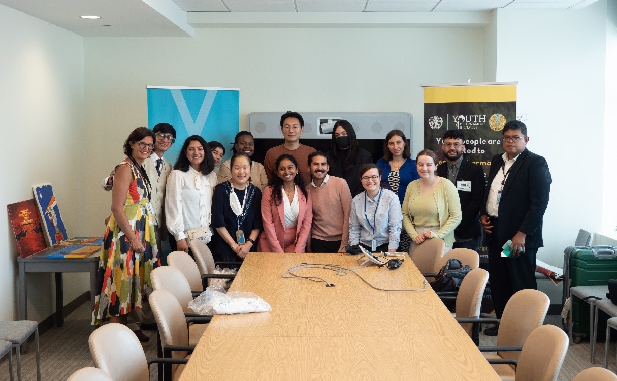 The group of participants took a photo after the briefing.