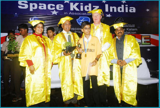  Accepting the 2016 Young Scientist India Award from Wing Commander Rakesh Sharma, the first Indian to go into space.